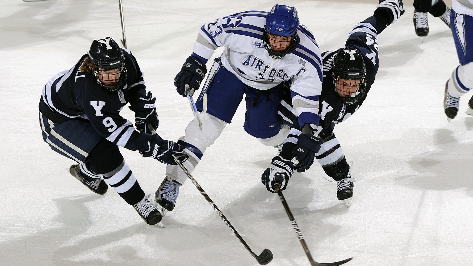 爱游戏体育（AYX）官方APP下载-逆境中的“霸者”：伤愈归来的核心球员引领反弹，霸者 maimai